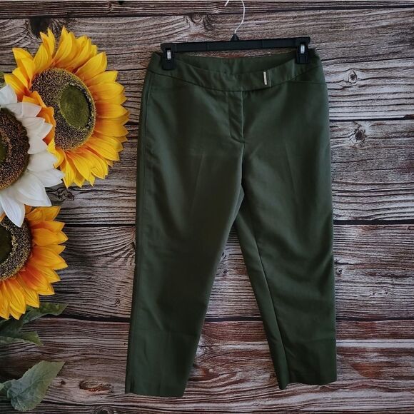 "Investments" Woman's capris deep sage green Size: 8P Pre-owned - Picture 1 of 5